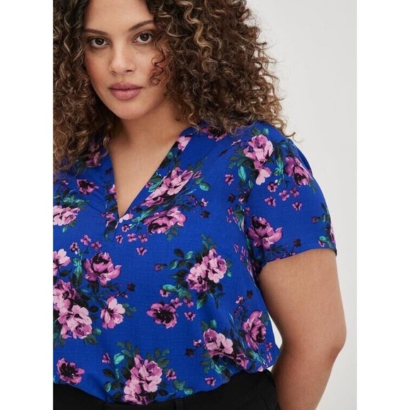SOLD - Torrid Blouse Sz 0 L 12 Blue Floral Split Front Pullover Top Shirt Roses - Picture 4 of 8